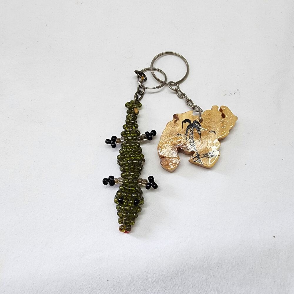 Keychain beaded Alligator and wooden jb